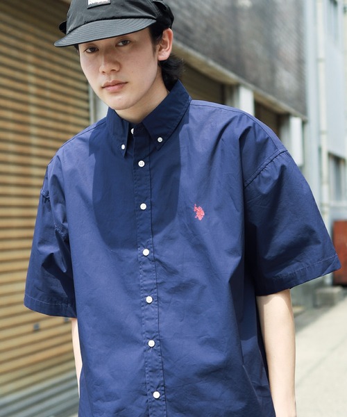 U.S. POLO ASSN.(ユーエスポロアッスン)の「U.S. POLO ASSN. / ユーエスポロアッスン 別注 コラボ ビッグシルエット オーバーサイズ 半袖シャツ(シャツ/ブラウス・メンズ・ホワイト/ブラック/ネイビー/ブルー/ライトベージュ/ブルー系その他/ブラック系その他2/サックスブルー/ブルー系その他2/ブラック系その他・MEDIUM/LARGE)」の1枚目の写真