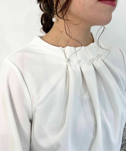 PICCIN（ピッチン）の「ストレッチジョーゼットネックパールブラウス（シャツ/ブラウス・レディース・ネイビー/ホワイト・M）」の2枚目の写真
