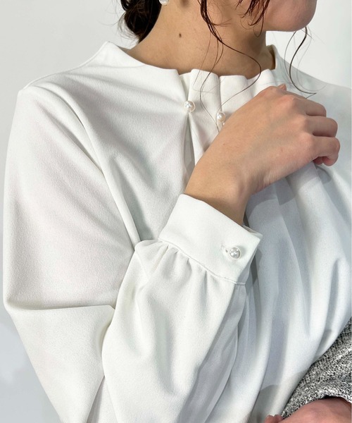 PICCIN（ピッチン）の「ストレッチジョーゼットネックパールブラウス（シャツ/ブラウス・レディース・ネイビー/ホワイト・M）」の12枚目の写真