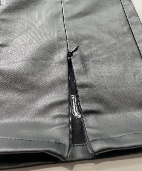 WANNA（ワナ）の「ワナ [WANNA] -  エコ レザー カルト トゥルー フロント フレア パンツ [ECO LEATHER ”CULT TRUE” FRONT FLARED PANTS]（その他パンツ・メンズ・ブラック・1/2）」の6枚目の写真