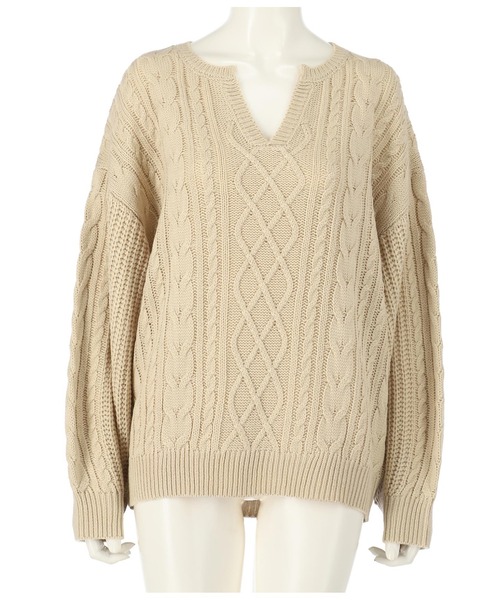 ANAP（アナップ）の「キーネックデザインケーブル編みニットトップスセーター（ニット/セーター・レディース・スミクロ/ブルー/オレンジ/ライトベージュ/ピンク・FREE）」の2枚目の写真