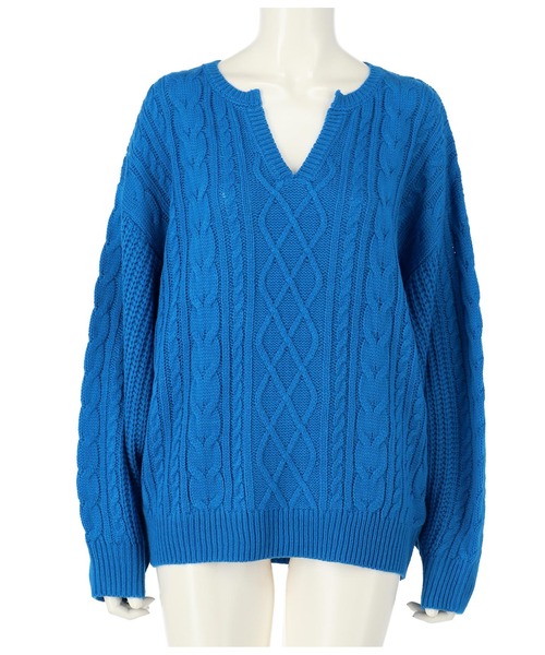ANAP（アナップ）の「キーネックデザインケーブル編みニットトップスセーター（ニット/セーター・レディース・スミクロ/ブルー/オレンジ/ライトベージュ/ピンク・FREE）」の3枚目の写真