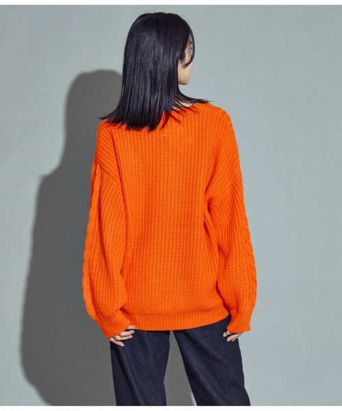 ANAP（アナップ）の「キーネックデザインケーブル編みニットトップスセーター（ニット/セーター・レディース・スミクロ/ブルー/オレンジ/ライトベージュ/ピンク・FREE）」の21枚目の写真