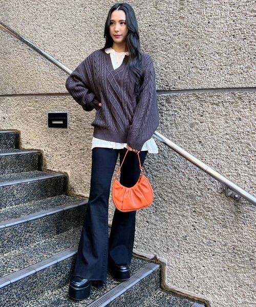 ANAP（アナップ）の「キーネックデザインケーブル編みニットトップスセーター（ニット/セーター・レディース・スミクロ/ブルー/オレンジ/ライトベージュ/ピンク・FREE）」の11枚目の写真