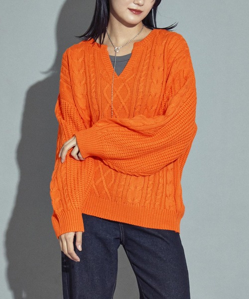 ANAP（アナップ）の「キーネックデザインケーブル編みニットトップスセーター（ニット/セーター・レディース・スミクロ/ブルー/オレンジ/ライトベージュ/ピンク・FREE）」の9枚目の写真