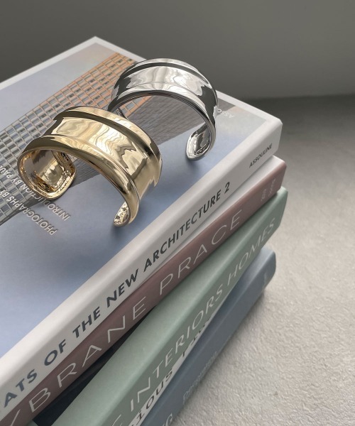 marjour（マージュール）の「WIDE RIM BANGLE（バングル/リストバンド・レディース・ゴールド/シルバー・FREE）」の3枚目の写真