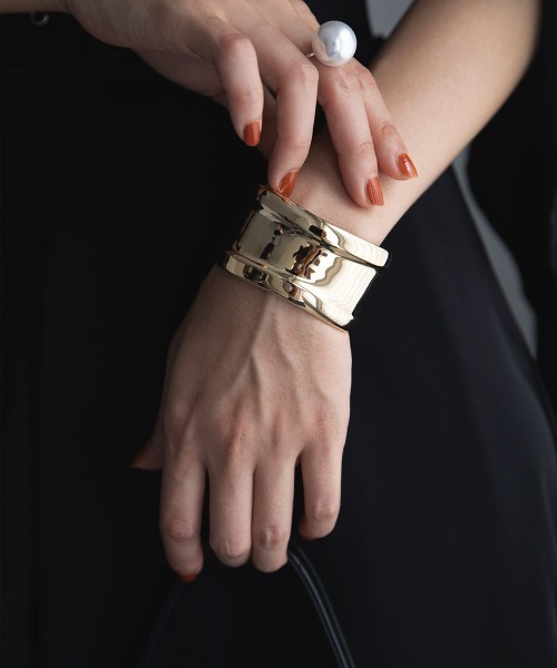 marjour（マージュール）の「WIDE RIM BANGLE（バングル/リストバンド・レディース・ゴールド/シルバー・FREE）」の4枚目の写真