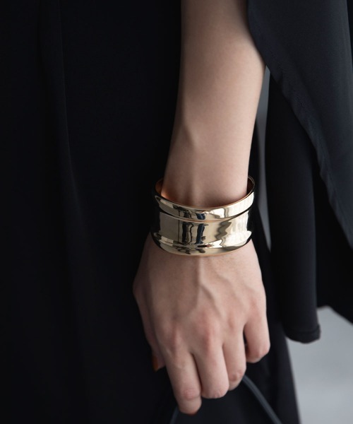 marjour（マージュール）の「WIDE RIM BANGLE（バングル/リストバンド・レディース・ゴールド/シルバー・FREE）」の5枚目の写真