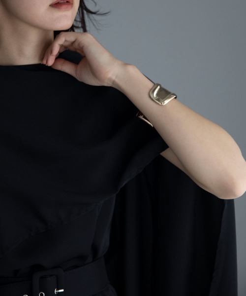 marjour（マージュール）の「WIDE RIM BANGLE（バングル/リストバンド・レディース・ゴールド/シルバー・FREE）」の6枚目の写真