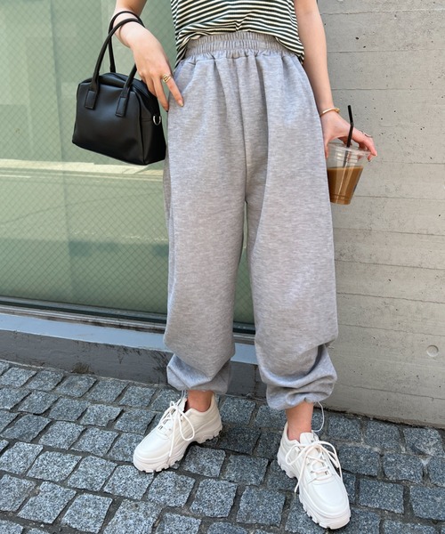 CLEA(クレア)の「すそドロスト スウェットワイドジョガーパンツ(その他パンツ・レディース・グリーン/ホワイト/ブラック/グレー・FREE)」の4枚目の写真