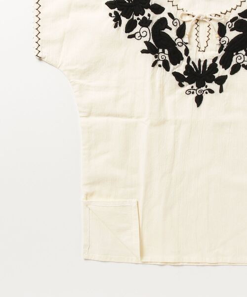 SAWINTO（ソイント）の「HAND EMBROIDERY S/S BLOUSE（シャツ/ブラウス・レディース・ブルー/マルチ/ブラック・ONE SIZE）」の4枚目の写真