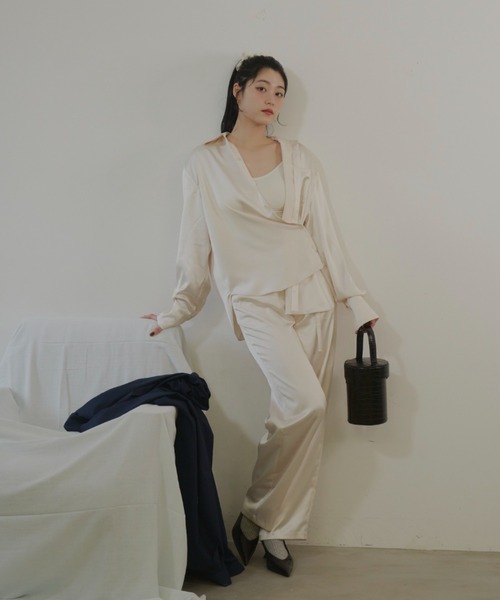 GIUNON（ジウノン）の「2way satin shirt / 2way サテンシャツ（シャツ/ブラウス・レディース・アイボリー/ブラック/ライトブルー・FREE）」の5枚目の写真