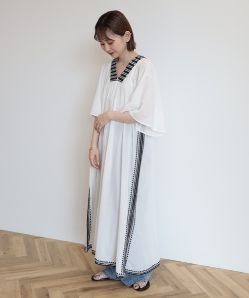 AMERICAN HOLIC（アメリカンホリック）の「Vネック刺繍袖フレア