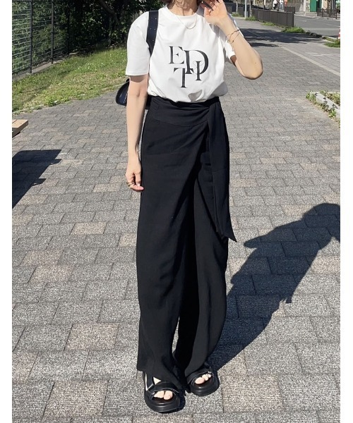 Re:EDIT（リエディ）の「[華奢見えが叶う][着た瞬間ひんやり][接触冷感][UVカット]スタックロゴプリントTシャツ（Tシャツ/カットソー・レディース・ブラック/ホワイト×ブラック/ホワイト×ブルー/ネイビー×ホワイト/チャコール/グレー系その他/ホワイト×シルバー・MEDIUM/LARGE）」の10枚目の写真