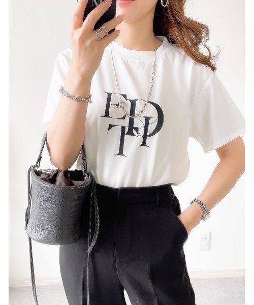 Re:EDIT（リエディ）の「[華奢見えが叶う][着た瞬間ひんやり][接触冷感][UVカット]スタックロゴプリントTシャツ（Tシャツ/カットソー・レディース・ブラック/ホワイト×ブラック/ホワイト×ブルー/ネイビー×ホワイト/チャコール/グレー系その他/ホワイト×シルバー・MEDIUM/LARGE）」の13枚目の写真