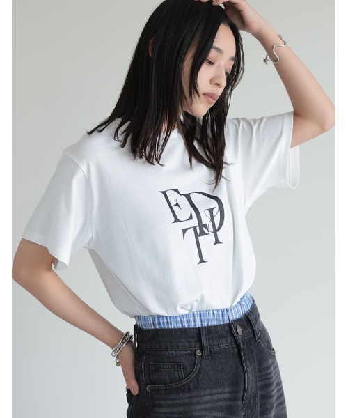 Re:EDIT（リエディ）の「[華奢見えが叶う][着た瞬間ひんやり][接触冷感][UVカット]スタックロゴプリントTシャツ（Tシャツ/カットソー・レディース・ブラック/ホワイト×ブラック/ホワイト×ブルー/ネイビー×ホワイト/チャコール/グレー系その他/ホワイト×シルバー・MEDIUM/LARGE）」の22枚目の写真