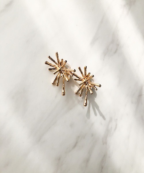 TIMELESS&THREE（タイムレスアンドスリー）の「メタルスパークルイヤリング（イヤリング・レディース・ゴールド・FREE）」の3枚目の写真