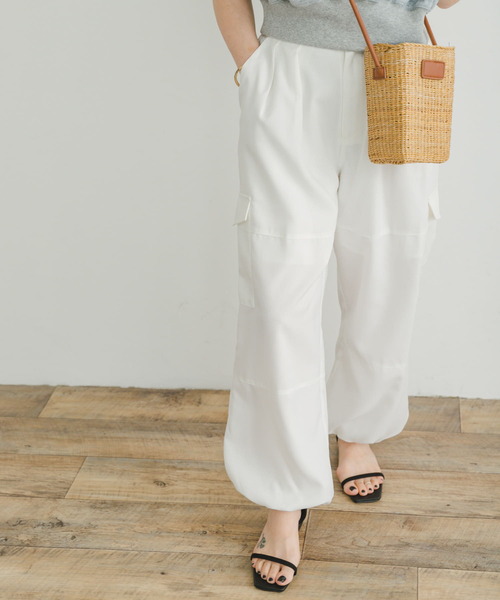 ITEMS URBANRESEARCH(アイテムズ アーバンリサーチ)の「ウエストタックパラシュートパンツ(その他パンツ・レディース・カーキ/ブラック/ホワイト・FREE)」の1枚目の写真