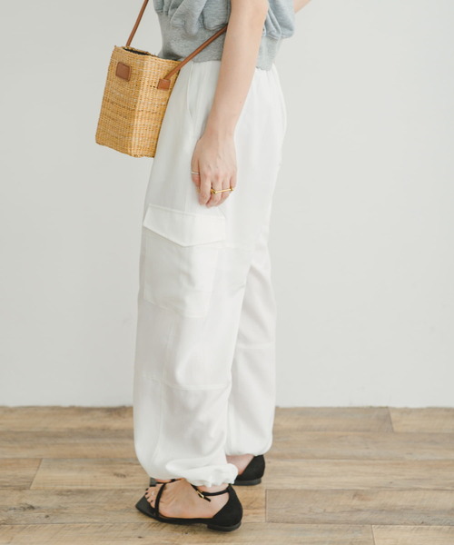 ITEMS URBANRESEARCH(アイテムズ アーバンリサーチ)の「ウエストタックパラシュートパンツ(その他パンツ・レディース・カーキ/ブラック/ホワイト・FREE)」の5枚目の写真