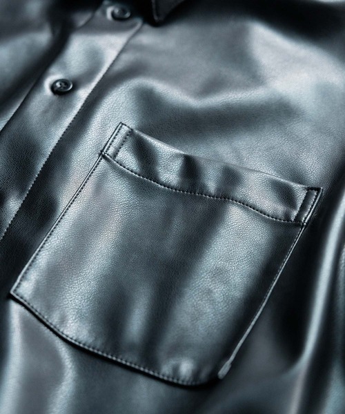 EMMA CLOTHES(エマクローズ)の「シンセティックレザーオーバーボックスシルエットシャツ EMMA CLOTHES(シャツ/ブラウス・メンズ・ブラック/カーキ・M/L)」の15枚目の写真