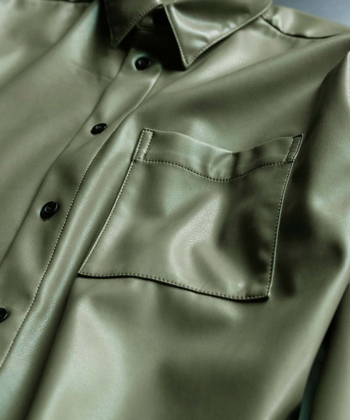 EMMA CLOTHES(エマクローズ)の「シンセティックレザーオーバーボックスシルエットシャツ EMMA CLOTHES(シャツ/ブラウス・メンズ・ブラック/カーキ・M/L)」の21枚目の写真