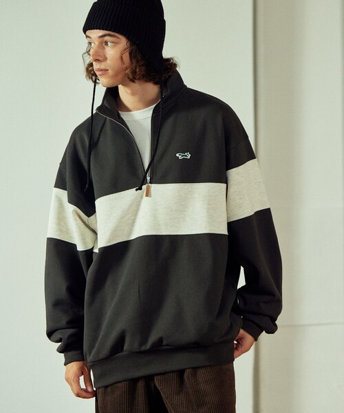 TOWNCRAFT（タウンクラフト）の「TOWN CRAFT/タウンクラフト 別注 スタンドネック パネルボーダー ハーフジップスウェット/ハーフジップ/ワンポイントロゴ/ビックシルエット（スウェット・メンズ・オフホワイト/チャコール/ベージュ/ネイビー・MEDIUM/LARGE）」の3枚目の写真