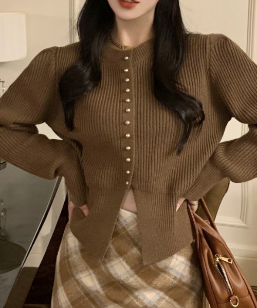 Vipoa(ヴィポア)の「RETRO STUDS HEM CUT CARDIGAN(ニット/セーター・レディース・ブラウン/レッド/ブラック・FREE)」の3枚目の写真