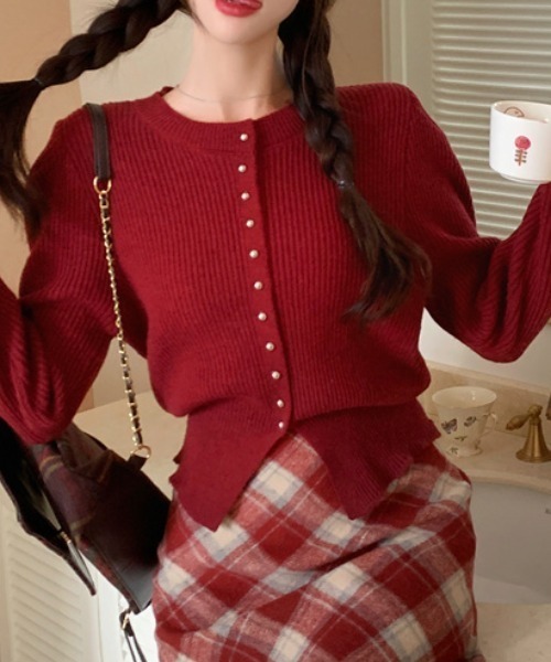 Vipoa(ヴィポア)の「RETRO STUDS HEM CUT CARDIGAN(ニット/セーター・レディース・ブラウン/レッド/ブラック・FREE)」の1枚目の写真