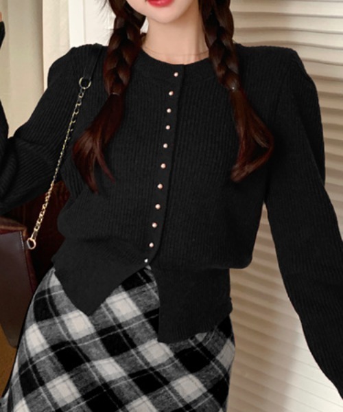 Vipoa(ヴィポア)の「RETRO STUDS HEM CUT CARDIGAN(ニット/セーター・レディース・ブラウン/レッド/ブラック・FREE)」の2枚目の写真