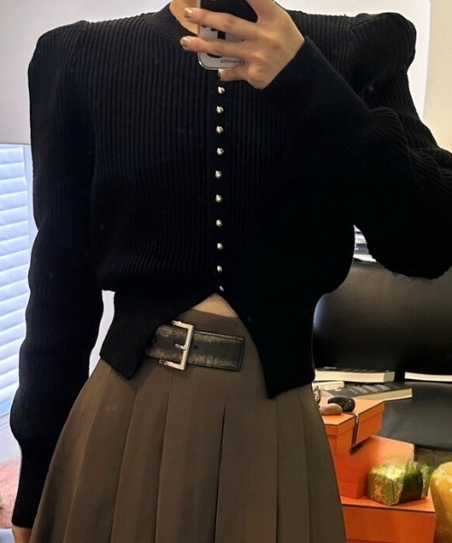 Vipoa(ヴィポア)の「RETRO STUDS HEM CUT CARDIGAN(ニット/セーター・レディース・ブラウン/レッド/ブラック・FREE)」の7枚目の写真