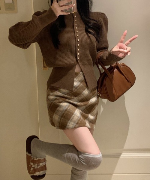 Vipoa(ヴィポア)の「RETRO STUDS HEM CUT CARDIGAN(ニット/セーター・レディース・ブラウン/レッド/ブラック・FREE)」の13枚目の写真