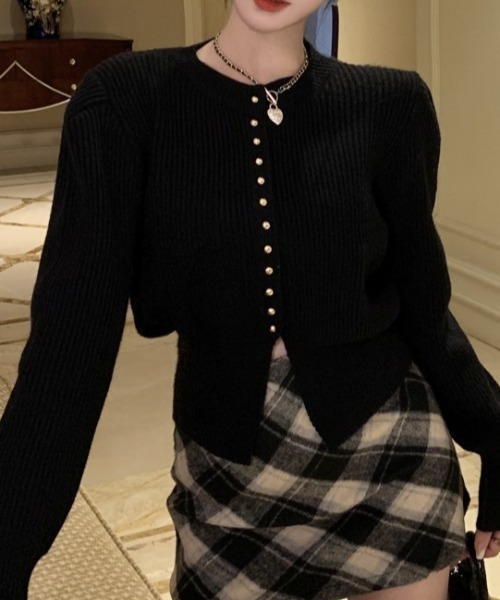 Vipoa(ヴィポア)の「RETRO STUDS HEM CUT CARDIGAN(ニット/セーター・レディース・ブラウン/レッド/ブラック・FREE)」の11枚目の写真