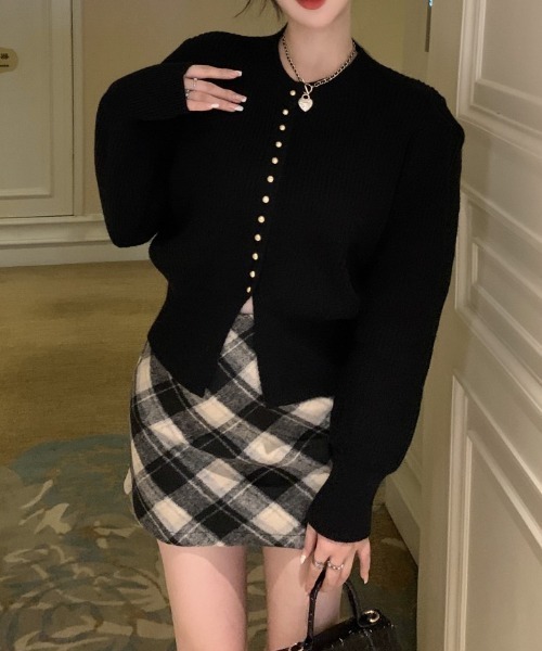 Vipoa(ヴィポア)の「RETRO STUDS HEM CUT CARDIGAN(ニット/セーター・レディース・ブラウン/レッド/ブラック・FREE)」の17枚目の写真