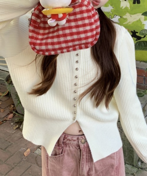 Vipoa(ヴィポア)の「RETRO STUDS HEM CUT CARDIGAN(ニット/セーター・レディース・ブラウン/レッド/ブラック・FREE)」の18枚目の写真