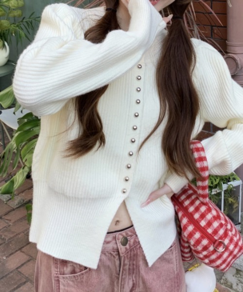 Vipoa(ヴィポア)の「RETRO STUDS HEM CUT CARDIGAN(ニット/セーター・レディース・ブラウン/レッド/ブラック・FREE)」の21枚目の写真