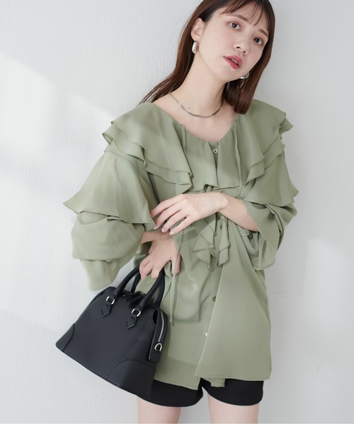 natural couture(ナチュラルクチュール)の「ラッフル衿チュニックブラウス(シャツ/ブラウス・レディース・サックスブルー/カーキ/ピンク/オフホワイト・FREE)」の3枚目の写真