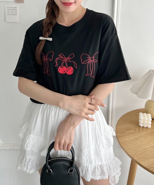 Loueme（ルエム）の「リボンチェリープリントTシャツ（Tシャツ/カットソー・レディース・ホワイト/ブラック/グレー・FREE）」の2枚目の写真