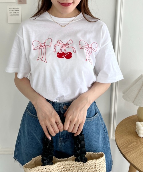 Loueme（ルエム）の「リボンチェリープリントTシャツ（Tシャツ/カットソー・レディース・ホワイト/ブラック/グレー・FREE）」の4枚目の写真