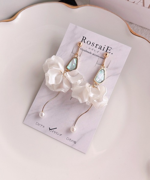 tone(トーン)の「【RosraiE】ブルーシェル 花びらフリル バレリーナ イヤリング(MA)(イヤリング・レディース・ゴールド・FREE)」の2枚目の写真