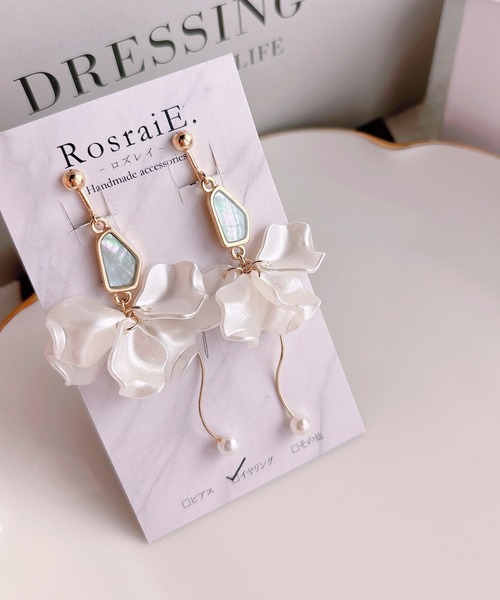 tone(トーン)の「【RosraiE】ブルーシェル 花びらフリル バレリーナ イヤリング(MA)(イヤリング・レディース・ゴールド・FREE)」の3枚目の写真