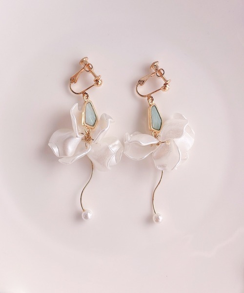 tone(トーン)の「【RosraiE】ブルーシェル 花びらフリル バレリーナ イヤリング(MA)(イヤリング・レディース・ゴールド・FREE)」の4枚目の写真