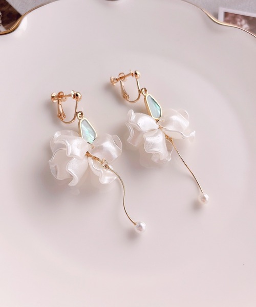 tone(トーン)の「【RosraiE】ブルーシェル 花びらフリル バレリーナ イヤリング(MA)(イヤリング・レディース・ゴールド・FREE)」の5枚目の写真