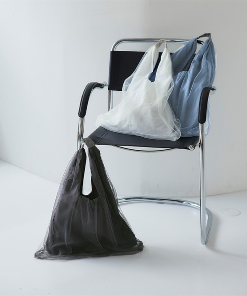 titivate（ティティベイト）の「チュールレイヤードトートバッグ（トートバッグ・レディース・ブルー/チャコール/オフホワイト/ブラック・FREE）」の2枚目の写真