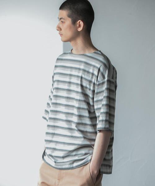 URBAN RESEARCH(アーバンリサーチ)の「マルチボーダーボートネックTシャツ(Tシャツ/カットソー・メンズ・グレー系その他/ブラウン系その他・MEDIUM/LARGE)」の3枚目の写真