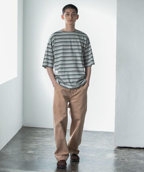 URBAN RESEARCH(アーバンリサーチ)の「マルチボーダーボートネックTシャツ(Tシャツ/カットソー・メンズ・グレー系その他/ブラウン系その他・MEDIUM/LARGE)」の5枚目の写真