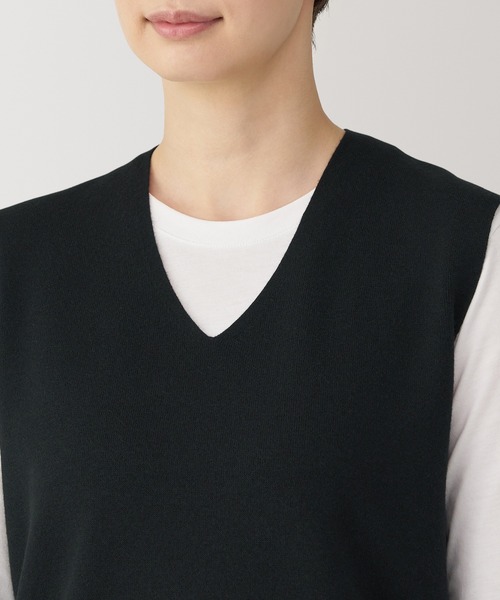 無印良品（ムジルシリョウヒン）の「婦人　洗えるミラノリブ編みベスト（ベスト・レディース・ダークグレー/ブラック/サックスブルー/ブラウン系・S/M/L/XL）」の8枚目の写真