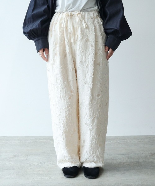 yuni（ユニ ）の「花カットジャカードワイドパンツ（その他