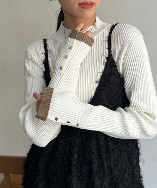 Chez toi（シェトワ）の「配色袖口ボタンハイネックプルオーバー（ニット/セーター・レディース・レッド/グレー/オフホワイト/ブラック/アイボリー・FREE）」の2枚目の写真