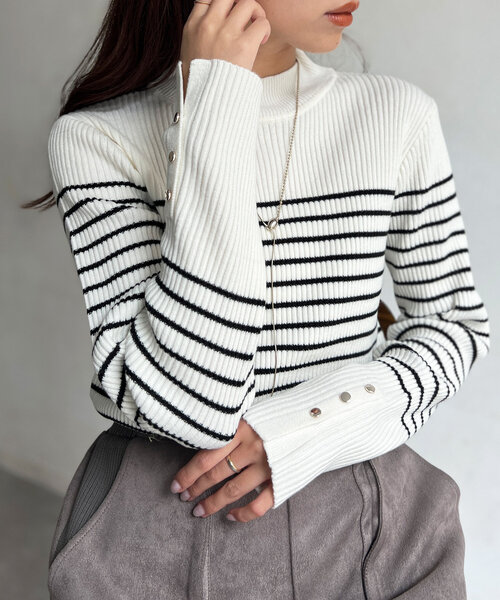 Chez toi（シェトワ）の「配色袖口ボタンハイネックプルオーバー（ニット/セーター・レディース・レッド/グレー/オフホワイト/ブラック/アイボリー・FREE）」の3枚目の写真