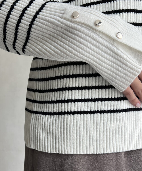 Chez toi（シェトワ）の「配色袖口ボタンハイネックプルオーバー（ニット/セーター・レディース・レッド/グレー/オフホワイト/ブラック/アイボリー・FREE）」の10枚目の写真